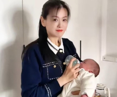 Bà ngoại gây sốt với khoảnh khắc cho cháu sơ sinh ăn sữa, tuổi thật được tiết lộ làm ai cũng khó tin