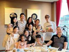 Bà ngoại trẻ nhất showbiz Việt là vợ hai của chồng đại gia, đứng với cháu nội chẳng khác gì chị gái