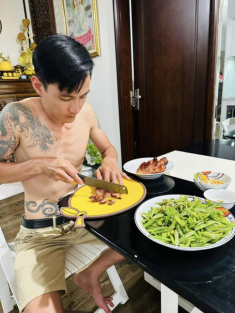 “Bà trùm chân dài” đi làm về thấy chồng cởi trần nấu cơm, hạnh phúc là đây chứ đâu!