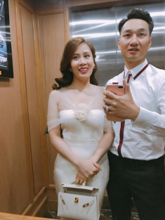Bà xã của MC Thành Trung khoe mâm cơm chuẩn ngày hè, toàn món dân dã mà trôi cơm