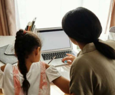 Bài toán tiểu học “6 : 6 : 6 : 6 = ?” khiến phụ huynh và cô giáo tranh cãi, kết quả bằng 1 là sai hoàn toàn