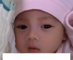 Bé gái khiến cả bệnh viện nháo nhào vì vừa chào đời đã xinh như “hoa hậu”, dân tình xôn xao diện mạo bố mẹ