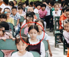 Bé gái nổi bật trong bức ảnh tập thể lớp vì diện mạo xinh đẹp, đáng nói nhất là khí chất Hoa hậu tương lai