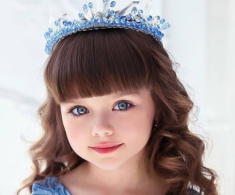 Bé gái nổi tiếng thế giới bị người lạ làm phiền vì quá xinh đẹp, 10 năm sau dậy thì xong nhan sắc thay đổi lớn