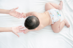 Bé không còn mồ hôi lưng, nhờ mẹ chọn tã quần Bobby Siêu Khô Thoáng