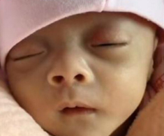 Bé sơ sinh chào đời có diện mạo như “ông già” suýt bị bỏ rơi, giờ đứa trẻ “lột xác” khiến mẹ ngỡ ngàng
