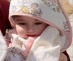 Bé sơ sinh diện mạo đẹp như hoa hậu dù bố mẹ bình thường, y tá thốt lên: “Đứa trẻ như đã phẫu thuật thẩm mỹ”