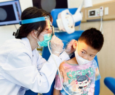 Bé trai 10 tuổi bị mất thính lực sau khi đi bơi về, đến bệnh viện bác sĩ đưa ra cảnh báo khẩn cấp
