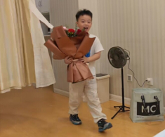 Bé trai vào viện thăm mẹ mới đẻ, bị sốc vì em mới sinh quá xấu, sau vài tháng thay đổi thái độ khi em “lột xác”