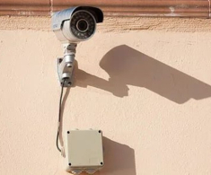 Bố mẹ lắp camera trong phòng để theo dõi con, đứa trẻ bật khóc cầu cứu người lạ và cái kết