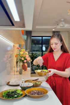 BTV Đan Lê vào bếp và hỏi câu “nhức nhối”: Bún bò Nam Bộ có phải là bún bò Nam Bộ?