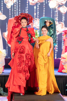 Bùi Thanh Hương “gây bão” với BST “SECRETS OF THE ROSES” – Món quà đặc biệt dành tặng người chị tri kỷ