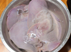Cả con lợn chỉ có một cái này, đem kho tộ cả nhà mê hơn thịt, ăn chẳng còn thừa một miếng