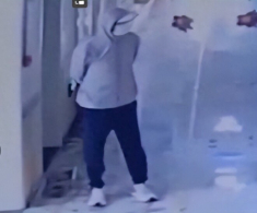Camera trường học ghi lại cảnh một người đàn ông giả làm ông nội đến đón cháu, cái kết khiến nhiều phụ huynh rùng mình