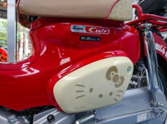 Cận cảnh Honda Super Cub 50 Hello Kitty bất ngờ xuất hiện tại Việt Nam