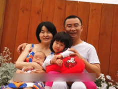 Cặp vợ chồng bỏ việc lương cao đưa con sang nước ngoài định cư, tình trạng hiện tại thật đáng ngại