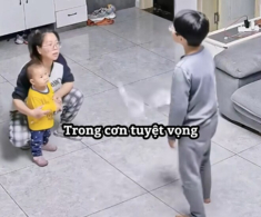 Cậu bé tức giận vì bị em gái xé nát bài kiểm tra, mẹ ra sức bênh em, hành xử ngược lại của bố đáng học hỏi