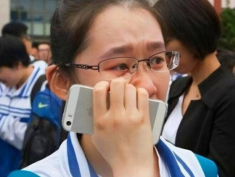 Chi 1,7 tỷ cho con học thêm, bố mẹ bật khóc khi con trượt đại học, nhìn đứa trẻ được Thủ khoa mà hối hận