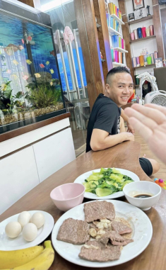 Chồng BTV Hoàng Linh vào bếp nấu đồ ăn giảm cân cho vợ, được khen “văn võ song toàn”