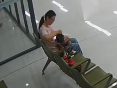 Chồng đưa con người phụ nữ khác đi viện bất ngờ gặp vợ đang chăm con ốm, phản ứng sau đó ai cũng khen
