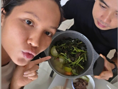 Chồng H’Hen Niê lúc nấu cho vợ cực dân dã, lúc trình bày đẹp đẽ chẳng khác gì nhà hàng