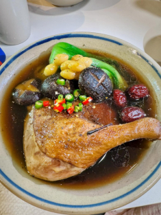 Chồng Hoa hậu Diễm Hương đa tài làm món vịt ngon đã mắt, không ngờ con trai đảm chẳng kém