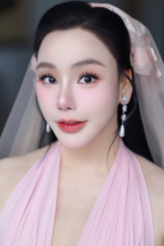 Cô dâu U50 Hồ Quỳnh Hương diện hai chiếc váy cưới lộng lẫy, e ấp xuất hiện bên chú rể