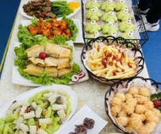 Cô giáo chụp ảnh cơm trưa ở trường mẫu giáo gửi vào nhóm lớp, hội phụ huynh kéo nhau đến trường đòi gặp hiệu trưởng