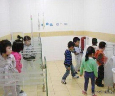 Cô giáo mầm non đăng ảnh trẻ vào nhóm lớp, phụ huynh tức giận kéo đến trường khi nhìn cảnh tượng ở nhà vệ sinh
