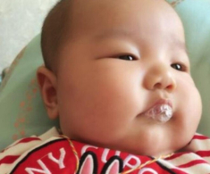 Con 2 tháng tuổi thường xuyên “thổi bong bóng”, mẹ tưởng hành động dễ thương nhưng bác sĩ bắt nhập viện ngay lập tức