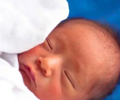 Con chào đời 1 tuần vẫn chưa mở mắt, bố mẹ vội vã đưa đến bệnh viện, bác sĩ bật cười