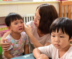 Con đi học khóc ròng suốt 3 tháng, chuyển sang trường khác tôi mới biết nguyên do