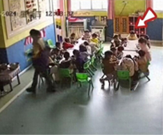 Con gái 3 tuổi bị bỏ đói, mẹ đến trường mẫu giáo kiện, phản ứng của cô giáo gây phẫn nộ