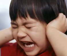 Con gái kêu cứu vì côn trùng bò vào tai, mẹ nhét thêm một thứ vào, bác sĩ khen quá thông minh