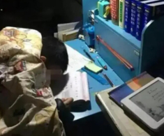 Con trai học đến nửa đêm, kêu mệt mẹ vẫn không cho đi ngủ và cái kết đẫm nước mắt
