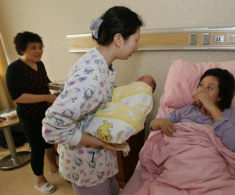 Cứ tới bữa cơm mẹ chồng rửa tay 3-4 lần, con dâu lén đi theo thì nghẹn họng