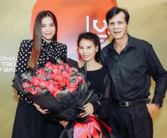 Đã là ông bà ngoại, bố mẹ Hồ Ngọc Hà vẫn ăn mặc “tình bể bình” không thua gì vợ chồng con gái nổi tiếng