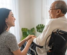 Đại gia BĐS 90 tuổi ốm nhưng 2 con đều nói bận không về, tài sản triệu đô được di chúc cho người không ai ngờ tới