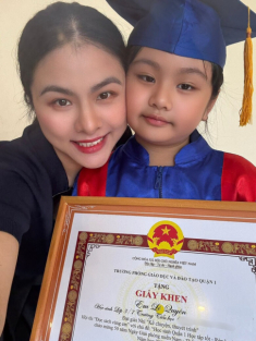 Diễn viên Vân Trang ở ẩn tập trung nuôi 4 con, hội chị em khen khéo dạy, bé gái lớp 3 đạt giải cấp quận