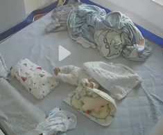 Đoạn camera ghi lại khoảnh khắc khiến cõi mạng hãi hùng, một em bé sơ sinh nằm vẫy vùng trên giường ngủ