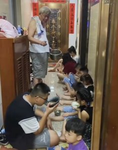 Đón 13 đứa cháu về quê nghỉ hè, ông nội U80 khiến cõi mạng nể phục khi chăm bầy cháu từ sáng đến tối