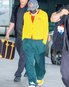G-Dragon diện chiếc áo “bà thím” suốt chuyến đi Việt Nam