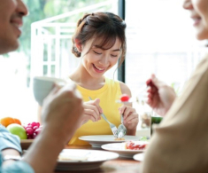 Giúp con trai chăm sóc cháu nhiều năm liền, mẹ chồng hối hận khi nghe con dâu nói