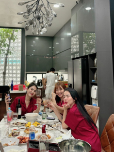 Hải Băng vô tư ngồi cụng ly với chị em, nhìn cảnh bố 4 con Thành Đạt trong bếp ai cũng phục