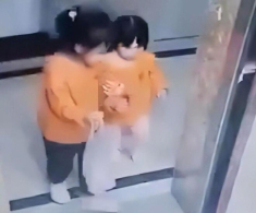 Hai bé gái bị một người phụ nữ đeo mặt nạ đe doạ trong thang máy và cái kết đau lòng