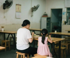 Hai mẹ con ăn một bát mì trong cửa hàng, vừa rời đi, chủ quán “tiên tri” một câu về tương lai của người mẹ