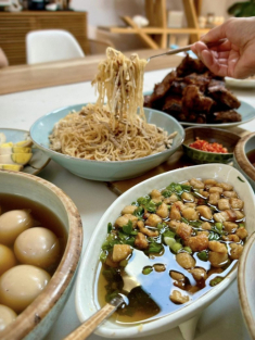 Hoa hậu Dương Mỹ Linh làm món cơm khiến những người xa quê phát thèm, Hà Kiều Anh - Ngọc Quyên xuýt xoa