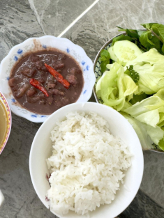 “Hoa hậu hài” Thu Trang khoe bữa cơm dân dã ngày mưa khiến danh hài Lê Giang đòi ăn chung