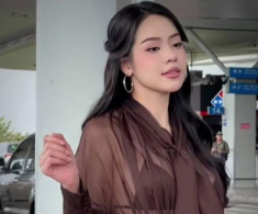 Hoa hậu Thanh Thuỷ mặc đầm xuyên thấu ra sân bay, đẹp hút hồn nhưng vẫn gây tranh cãi