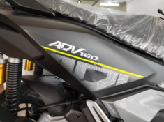 Honda ADV160 2025: Hình ảnh thực tế tại đại lý cho thấy ngoại hình ngày càng bén!